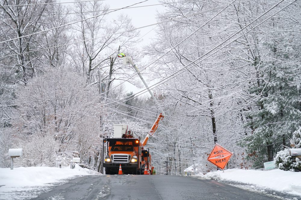 utility-pole-worker-snow utility worker in the snow